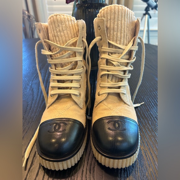 Chanel 20B Beige Black Quilted CC Platform Combat Lace Up Ankle Short Boot - Picture 1 of 8